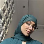 Joven imparte clases de apoyo escolar